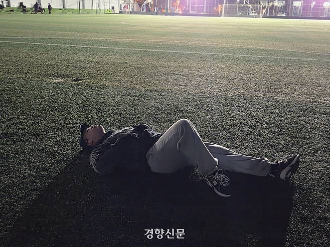 크리스마스인 지난 25일 서울 종로구 성균관대학교에서 한 청년이 운동장에 누워 쉬고 있다. 우혜림 기자
