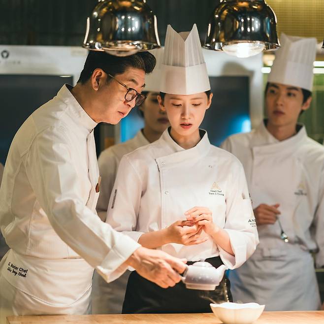 (Left) Shin Jong-cheol, executive chef of The Ambassador Seoul, giving culinary advice to actor Lim Yoona (center) (The Ambassador Seoul)