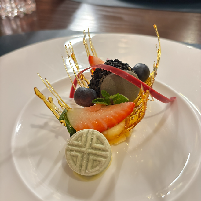 Black sesame macaron (Hong Yoo/The Korea Herald)