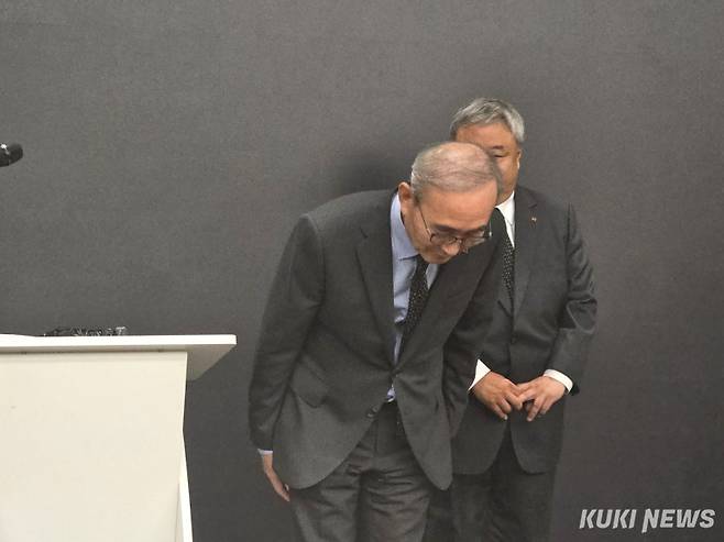 김영섭 KT 대표이사가 9월 11일 KT 광화문 West 사옥에서 소액결제 피해 관련 기자회견을 열고 머리를 숙이며 대고객 사과를 하고 있다. 정우진 기자