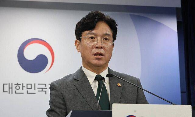 김영훈 고용노동부 장관이 지난 7월 29일 서울 종로구 정부서울청사에서 노동조합 및 노동관계조정법 개정안(노란봉투법) 관련 브리핑을 하고 있다. 연합뉴스