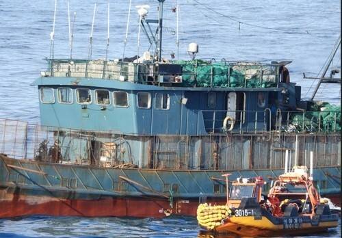 지난 18일 전남 가거도 해역에서 나포된 쇠창살 무장 중국어선 / 사진=연합뉴스