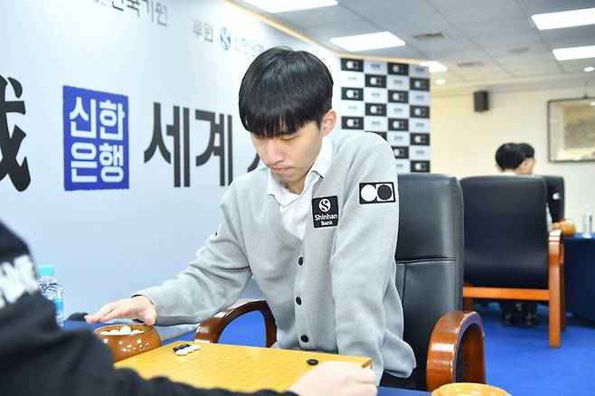 제 1회 신한은행 세계 기선전 8강에 오른 김명훈 9단. 한국기원
