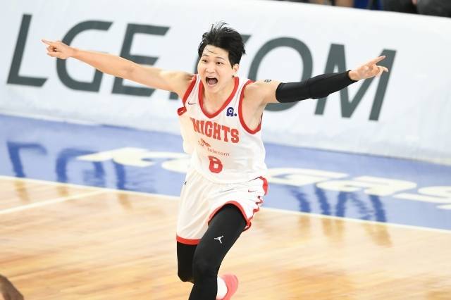 서울 SK는 27일 대구체육관에서 열린 대구 한국가스공사와의 2025-26 LG전파 프로농구 3라운드 원정 경기에서 67-66 역전승을 거뒀다. 이날 마지막은 안영준이 장식했다. 65-66으로 밀린 상황에서 결승 버저비터 팁인을 성공시키며 승리의 마침표를 찍었다. 사진=KBL 제공