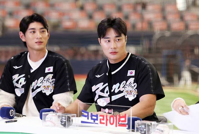 메이저리그에서 활약하는 김하성(오른쪽)과 이정후가 지난달 8일 오후 서울 고척스카이돔에서 가진 ‘2025 NAVER K-BASEBALL SERIES’ 한국과 체코의 평가전에 앞서 크보라이브에 출연하고 있다. /사진=스타뉴스