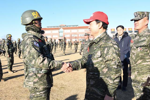 안규백 국방부 장관이  경북 포항 해병대 교육훈련단을 방문해 교육훈련 현장 장병들을 격려하고 있다. 국방부 제공