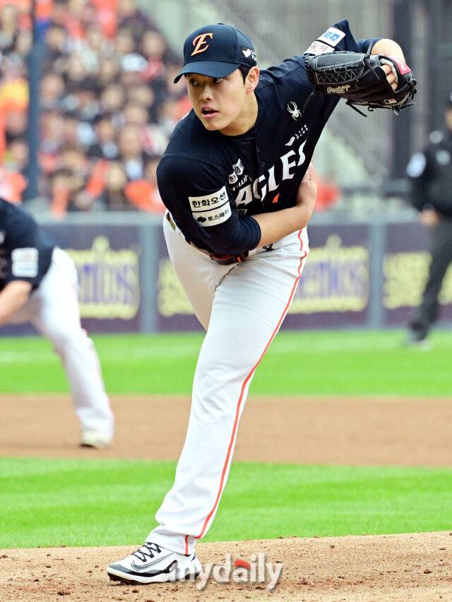 26일 오후 서울 잠실야구장에서 진행된 '2025 신한 SOL Bank KBO 한국시리즈 1차전' 한화 이글스와 LG 트윈스의 경기. 한화 선발 문동주가 역투를 펼치고 있다./마이데일리