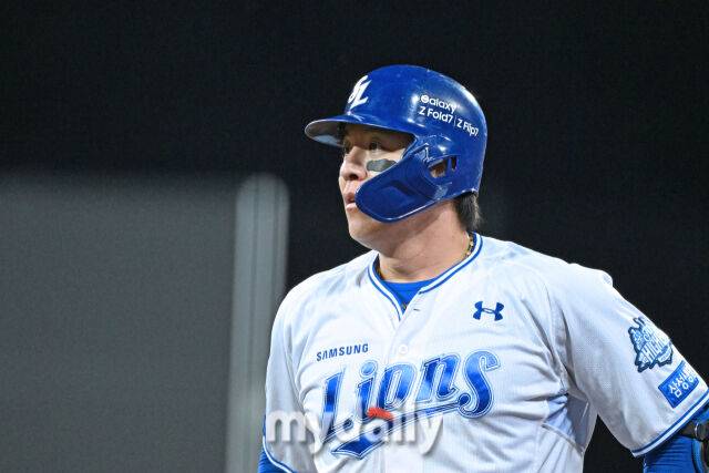 21일 대구 삼성라이온즈파크에서 열린 '2025 신한 SOL BANK KBO 포스트 시즌' 삼성 라이온즈와 한화 이글스 플레오이프(PO) 3차전 경기. 삼성 강민호가 3회말 선두타자로 나와 안타를 치고 있다./마이데일리