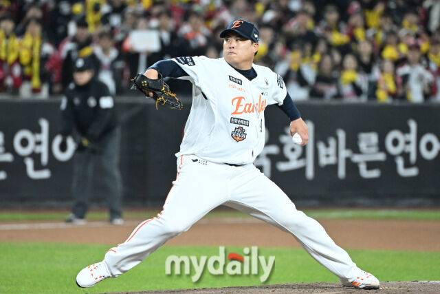 31일 대전 한화생명 볼파크 야구장에서 열린 '2025 신한 SOL 뱅크 KBO 한국시리즈 5차전' LG 트윈스와 한화 이글스 경기. 한화 류현진이 8회초 교체돼 마운드에 올라 힘차게 투구하고 있다./마이데일리