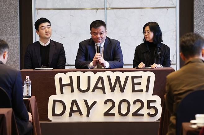 발리안 왕 화웨이코리아 CEO(가운데)가 26일 서울 중구 더플라자호텔에서 열린 ‘화웨이 데이 2025’에서 취재진의 질문에 답하고 있다. [연합]