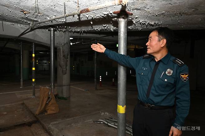 이병기 성동경찰서 경무과장이 22일 오후 성동경찰서 내부 노후 시설을 안내하고 있다. [임세준 기자]