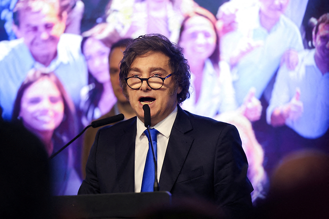 하비에르 밀레이 아르헨티나 대통령이 지난 10월26일 중간선거에서 집권 여당 자유전진당의 승리 이후 지지자들 앞에서 연설하고 있다. [로이터]