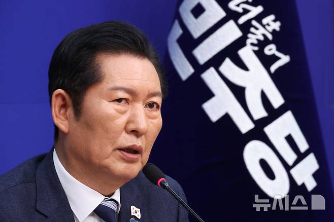 [서울=뉴시스] 김금보 기자 = 정청래 더불어민주당 대표가 26일 오전 서울 여의도 국회에서 기자회견을 열고 취재진 질문에 답변하고 있다. 2025.12.26.kgb@newsis.com