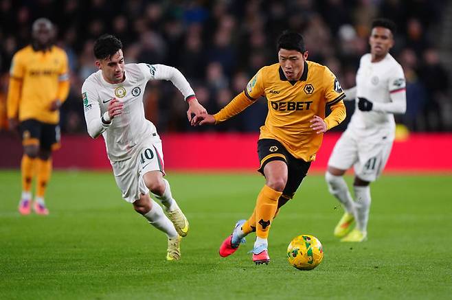 [울버햄튼=AP/뉴시스] 울버햄튼 원더러스의 황희찬이 29일(현지 시간) 영국 울버햄튼의 몰리뉴 스타디움에서 열린 2025-26 카라바오컵(EFL) 4라운드 첼시와 경기 종 공을 몰고 있다. 황희찬은 0-3으로 뒤지던 후반 3분 톨루 아로코다레의 만회 골에 도움을 기록했고, 울버햄튼은 3-4로 패해 8강에 오르지 못했다. 2025.10.30.