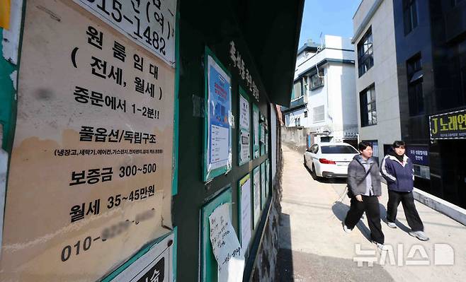 [서울=뉴시스] 서울 소재의 한 대학가 게시판에 원룸 월세 안내문이 붙어 있다. photo@newsis.com