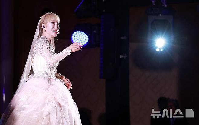 [아부다비=뉴시스] 최동준 기자 = 소프라노 조수미가 18일(현지 시간) 아부다비 카사르 알 와탄 대통령궁에서 열린 이재명 대통령 아랍에미리트(UAE) 국빈 방문 계기 '문화, UAE와 한국을 잇다' 한-UAE 문화교류 행사에서 공연을 펼치고 있다. 2025.11.18. photocdj@newsis.com