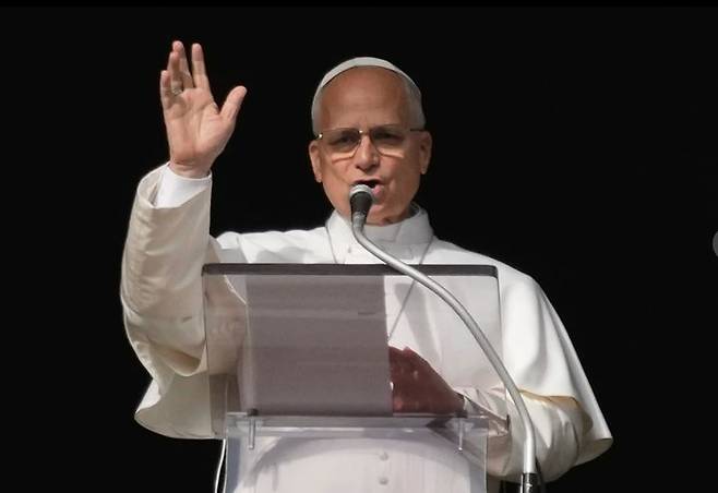 [바티칸=AP/뉴시스] 레오 14세 교황이 21일 바티칸 성 베드로 과장에서 정오 기도인 삼종기도를 집전하고 있다.2025.12.23. *재판매 및 DB 금지