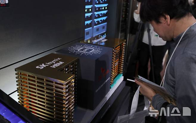 [서울=뉴시스] 김혜진 기자 = 24일 서울 강남구 코엑스에서 열린 월드IT쇼에서 관람객들이 SK하이닉스의 HBM을 둘러보고 있다. 2025.04.24. jini@newsis.com