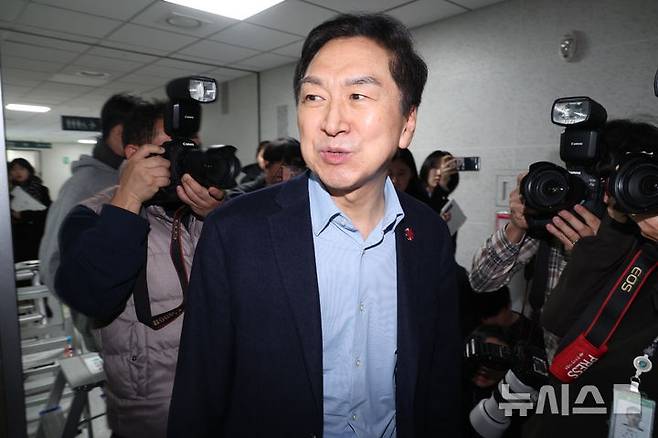 [서울=뉴시스] 조성봉 기자 = 김기현 국민의힘 의원이 지난 17일 오전 서울 여의도 국회 의원회관 사무실로 들어가고 있다. 2025.12.27. suncho21@newsis.com