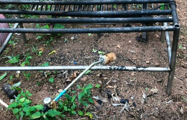 도살된 동물의 털을 태우는데 사용하던 토치와 작업 공간. 카라 제공