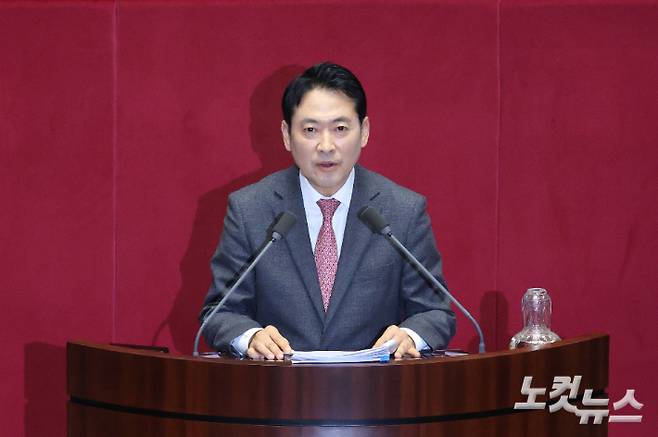 국민의힘 장동혁 대표가 22일 국회 본회의에서 더불어민주당이 발의한 '내란전담재판부 설치법'(내란·외환·반란 범죄 등의 형사절차에 관한 특례법안)에 대한 필리버스터(무제한 토론을 통한 합법적 의사진행 방해)를 진행하고 있다. 황진환 기자