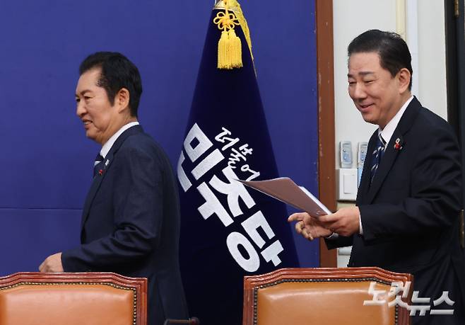 더불어민주당 정청래 대표와 김병기 원내대표가 22일 국회에서 열린 최고위원회의에 참석하고 있다. 황진환 기자