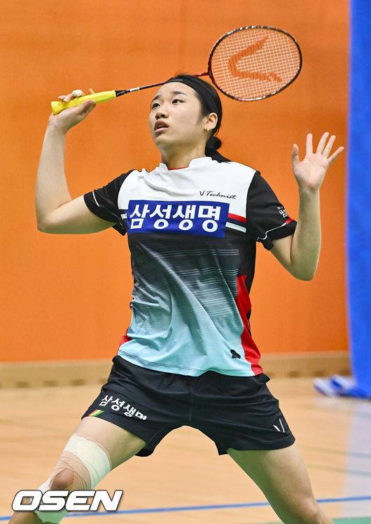 [OSEN=밀양, 이석우 기자] 제105회 전국체육대회 배드민턴 대회가 9일 경남 밀양 배드민턴 경기장에서 열렸다. 올해 전국체육대회는 11일부터 17일까지 경남 김해종합운동장 등 75개 경기장에서 47개 정식 종목과 2개 시범 종목 경기가 펼쳐진다.부산 안세영(삼성생명)이 인천 심유진(인천국제공항공사스카이몬스)과 경기를 펼치고 있다. 2024.10.09 / foto0307@osen.co.kr