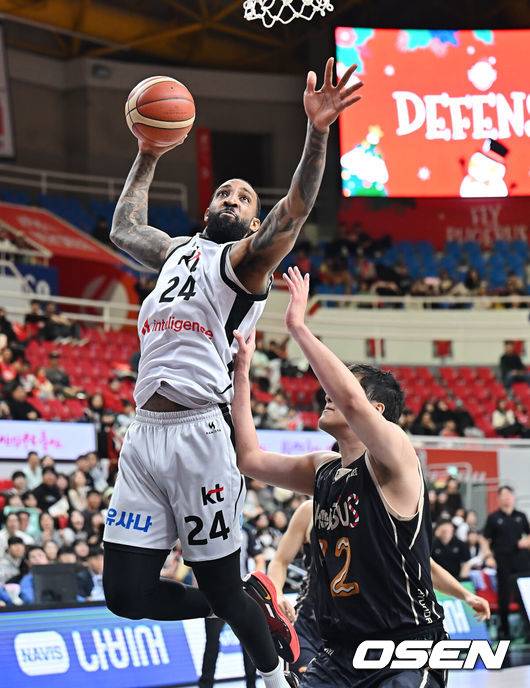[OSEN=울산, 이석우 기자]  On the 27th, the 2025-2026 LG Electronics professional basketball game between Ulsan Hyundai Mobis and Suwon KT was held at Dongcheon Gymnasium in Ulsan. Ulsan Hyundai Mobis is looking for a decisive turning point to rise in the rankings, and Suwon KT, which has suffered three consecutive losses, is also in desperate need of a rebound. The two teams face each other. Suwon KT Derrick Williams is attempting a dunk while avoiding the mark of Ulsan Hyundai Mobis Ham Ji-hoon. 2025.12.27 / foto0307@osen.co.kr