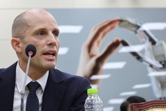 ▲17일 서울 여의도 국회 과학기술정보방송통신위원회에서 열린 쿠팡 침해사고 관련 청문회에 출석한 해롤드 로저스 쿠팡 대표이사가 의원들 질의에 답변하고 있다. ⓒ연합뉴스