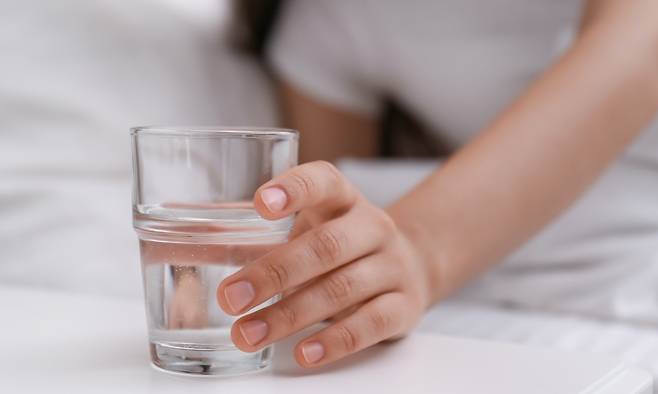 갈증을 느끼지 않더라도 물을 의식적으로 마시는 습관이 겨울철 탈수 예방에 도움이 된다. 게티이미지뱅크