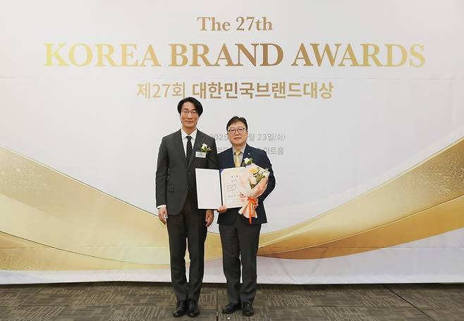 오뚜기 마케팅실 차선웅 상무(오른쪽)와 산업통상부 임경섭 팀장이 기념촬영을 하고 있다. 오뚜기 제공