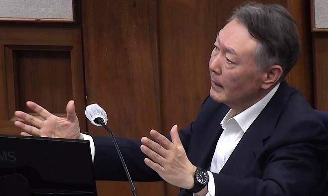 윤석열 전 대통령이 지난 24일 서울 서초구 서울중앙지법에서 열린 내란 우두머리 혐의 속행 공판에 출석해 발언하고 있다. 서울중앙지법 제공