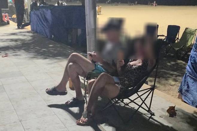 지난 24일(현지시간) 태국 파타야 좀티엔 해변에서 성행위를 했다가 경찰 조사를 받은 러시아인 남녀. 페이스북 계정 ‘อธิปบูรพา’ 캡처