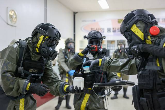 다중이용시설 대화생방 테러 FTX 간 시료 채취 및 분석 하는 모습. 사진 제공=국군화생방방호사령부