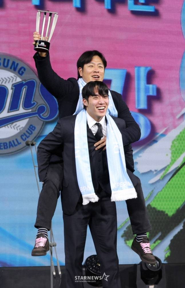 지난 1일 리얼글러브 어워드에서 삼성 원태인과 강민호가 베스트 배터리상 수상 후 포즈를 취하고 있는 모습. /사진=김진경 대기자