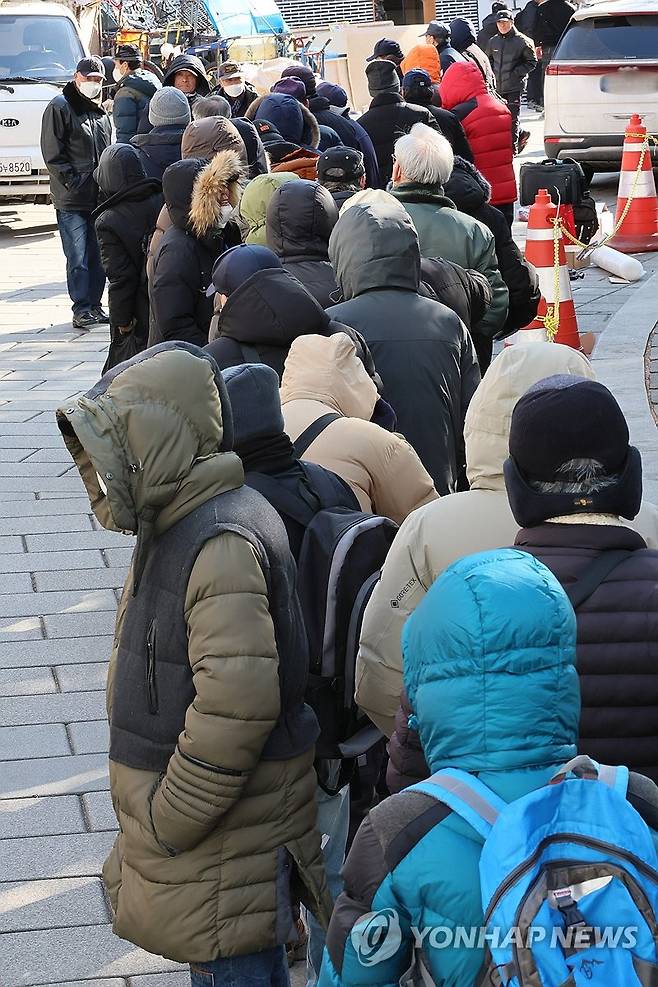 무료 급식소 앞의 어르신들 2025년 2월 서울 종로구 탑골공원 원각사 노인무료급식소 앞에서 어르신들이 점심 식사를 위해 줄지어 서 있다. [이정훈 기자 촬영]