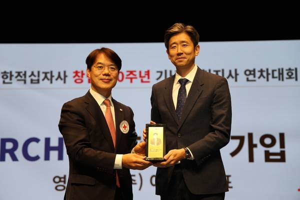 지난 23일 열린 ‘대한적십자사 창립 120주년 기념 인천지사 연차대회’에서 레드크로스 아너스클럽에 가입한 이승환 영림목재(주) 대표가 표창장을 받고 있다. 2025.12.23 /대한적십자사 제공