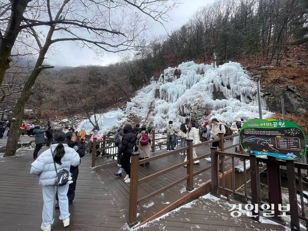 가평군 설악면 어비계곡 빙벽이 하루 평균 1천명의 방문객이 찾는 등 겨울 관광지로 급부상하고 있다. 가평/김민수기자 kms@kyeongin.com