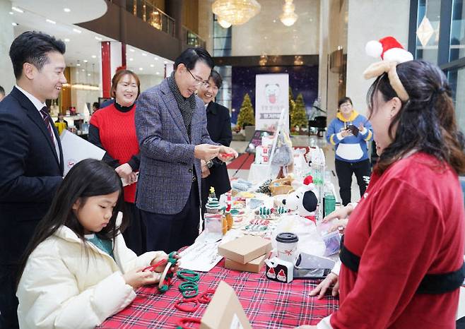 서산시 소상공인연합회가 성탄절인 12월 25일 베니키아호텔 서산 1층 로비에서 '크리스마스 프리마켓'을 개최했다.(사진=서산시 제공)