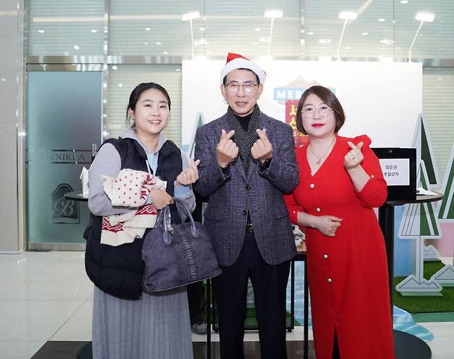 서산시 소상공인연합회가 성탄절인 12월 25일 베니키아호텔 서산 1층 로비에서 '크리스마스 프리마켓'을 개최했다.(사진=서산시 제공)