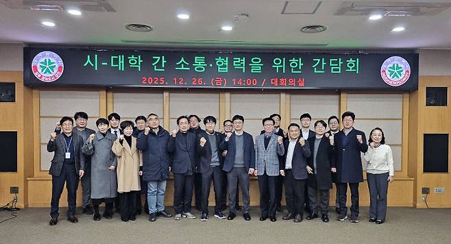 대전시는 대학, 5개 자치구, 대전RISE센터와 함께 지역 주도의 대학혁신과 지역균형발전에 대응하기 위한 '대전시.대학 소통.협력체계' 구축하고 본격 운영에 나선다. 26일 열린 시 대학 간 소통·협력을 위한 간담회 모습. 사진제공은 대전시