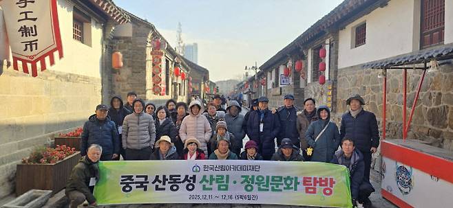 중국 명청시대 거리에서 연수단원들