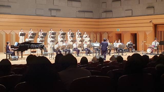 ▲ 충북소방본부 충북소방악대가 지난 27일 청주아트홀에서 열린 'G.아르떼합창단 불우이웃돕기 자선음악회'에 특별출연해 협연무대를 선보이고 있다./충북소방본부 제공