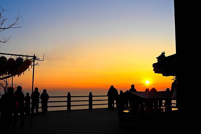 2026년 병오년(丙午年) 새해를 맞이하는 해넘이·해맞이 행사가 전남 명소 곳곳에서 다양한 즐길거리와 함께 다채롭게 펼쳐진다. 사진은 해돋이 명소인 여수 향일암의 일출 모습./광주매일신문DB