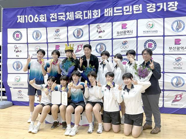The Jeonju Seongshim Girls' High School badminton team, which won the team and individual doubles championships at the 106th National Sports Festival, is taking a commemorative photo. Provided by Jeonju Sacred Heart Girls’ High School