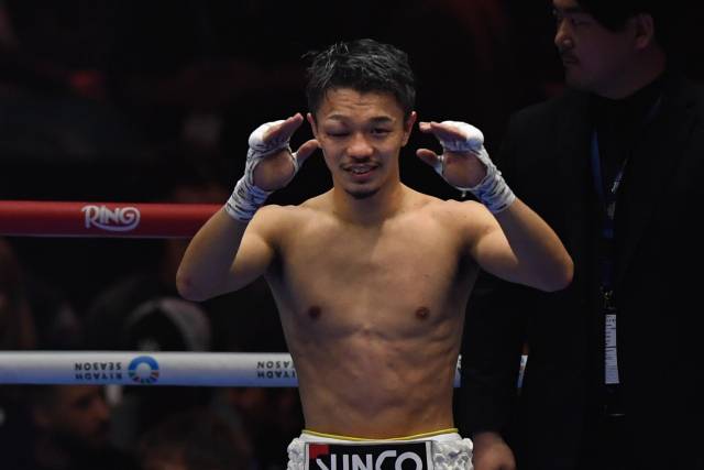 나카타니 준토가 28일 사우디에서 열린 슈퍼밴텀급 복싱 경기에 출전, 승리한 뒤 기념 사진을 찍고 있다. 연합뉴스