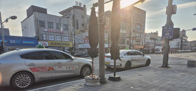 ▲ 경북 의성군 의성읍 시가지 택시 승강장 인근 도로에 택시들이 정차한 가운데, 2026년 1월 9일부터 시행되는 의성군 택시 기본요금 인상과 운임 체계 조정을 앞두고 평일 오후 도심 교통 흐름이 이어지고 있다. 김동현 기자 jhass80@kyongbuk.com