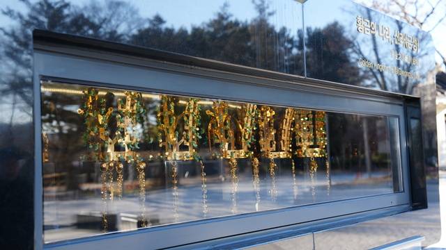 경북문화관광공사가 최근 보문호반광장에 설치한 신라 금관 모형. 경북문화관광공사 제공