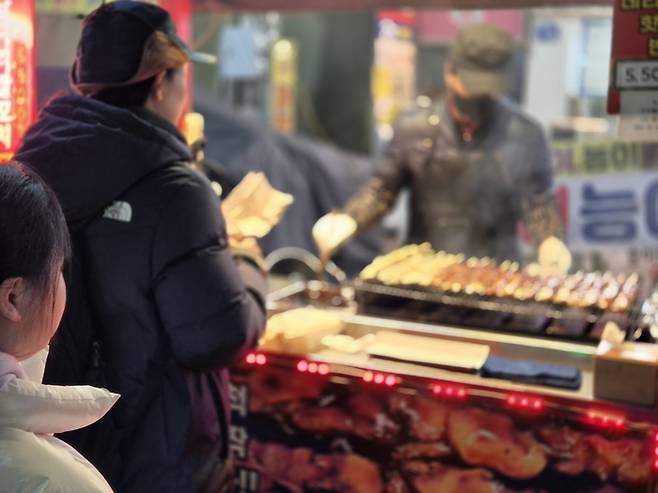 지난 27일 대구 서문야시장의 꼬치 매대에서 고객들이 주문한 음식을 기다리고 있다. 이승엽기자