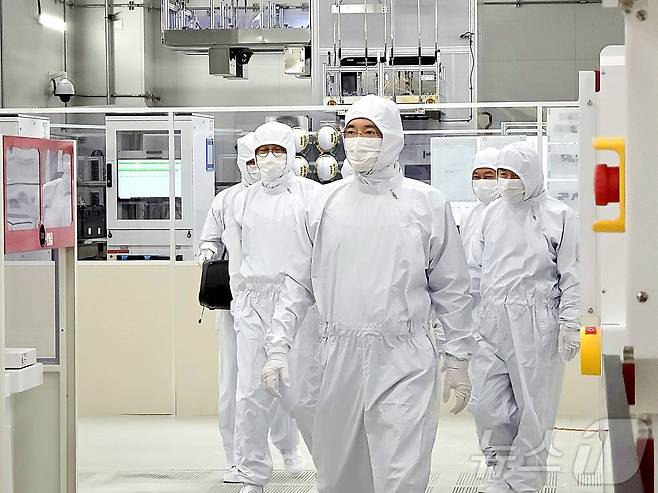 이재용 삼성전자 회장이 22일 경기도 기흥캠퍼스 반도체(DS부문) 차세대 연구개발(R&D) 단지인 'NRD-K'를 방문해 차세대 제품 및 기술 경쟁력을 점검하고 있다.(삼성전자 제공, 재판매 및 DB금지).2025.12.22/뉴스1 ⓒ News1 최동현 기자